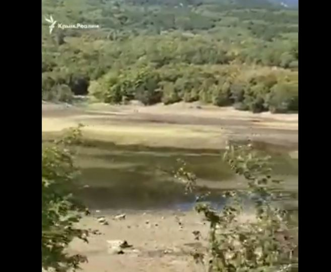 В Крыму пересохло Краснокаменское озеро: появилось видео водоема "до" и "после"