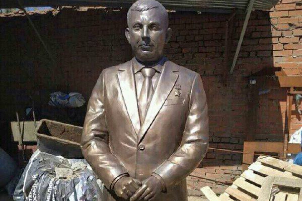 Памятник Захарченко в Донецке "взорвал" соцсети: так главаря "ДНР" еще никто не унижал - кадры