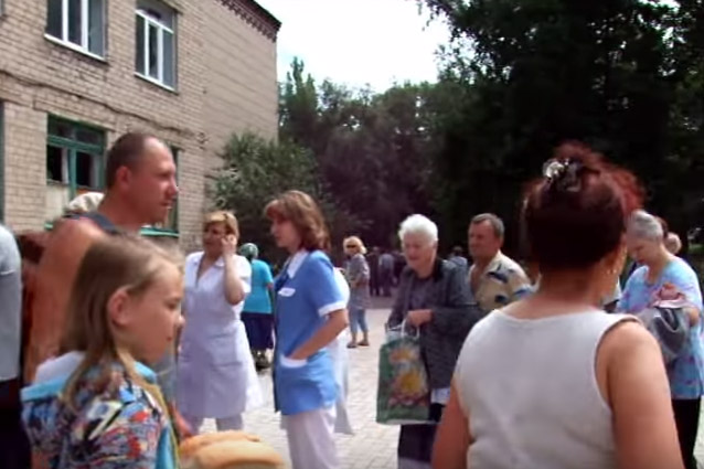 ​«Спасибо Захарскому!» - в Донецке за социальным хлебом выстраиваются громадные очереди