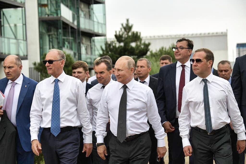 Рост Путина И Медведева Фото