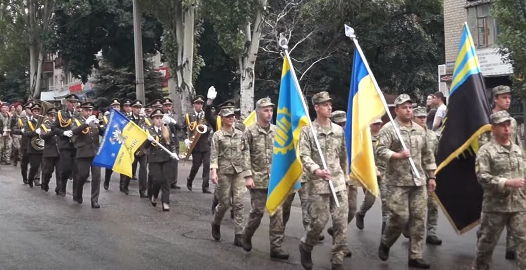 В Краматорске прошел военный парад ВСУ в честь освобождения от "ДНР": люди скандируют "Слава Украине!"