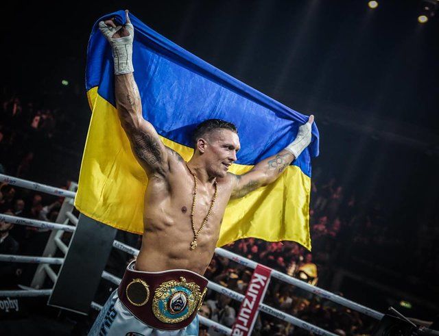 Усик із прапором України та патріотичними куплетами провів відкрите тренування перед боєм із Дюбуа