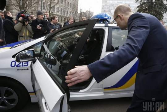 Яценюк с Аваковым устроил тест-драйв на новеньком авто для столичных правоохранителей