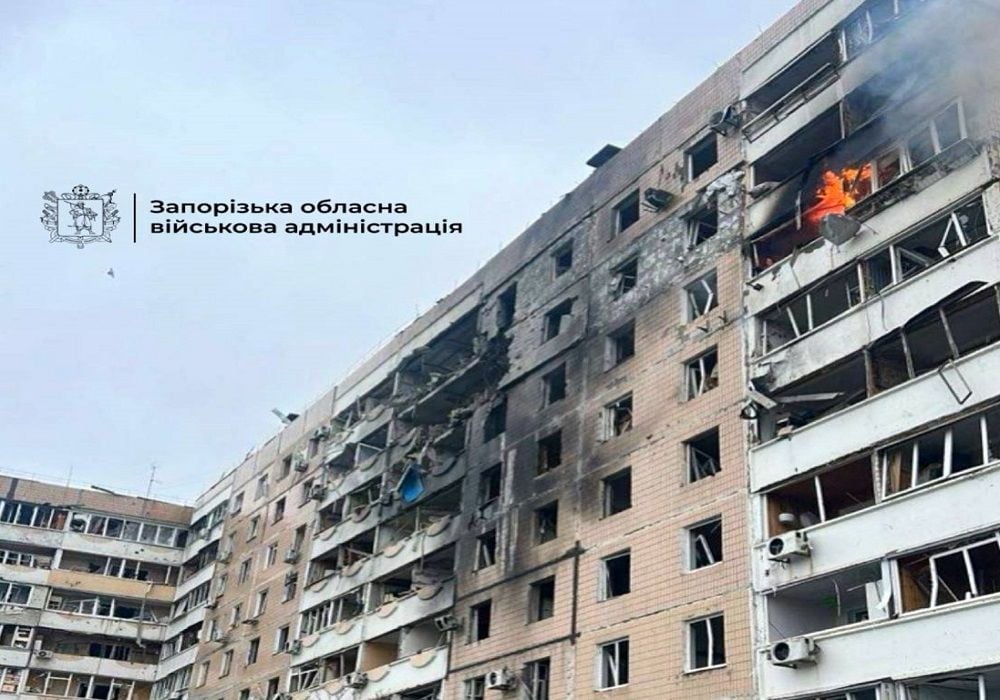 В Запорожье армия РФ ударила "Шахедами" и КАБами по многоэтажкам: "Под завалами могут быть люди", – Федоров