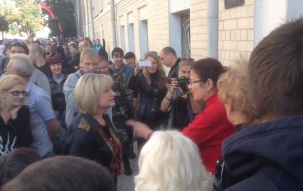 ​Радикалы под стенами АП хотели бросить жену Луценко в мусорный бак. Передумали и прогнали криками: «Предатели! Позор!»