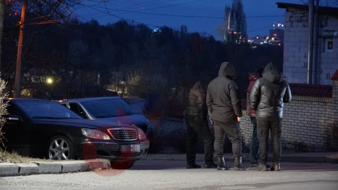 Медведчук вывозит имущество и оружие из дома в Киеве — полиция перекрыла улицу, — источник