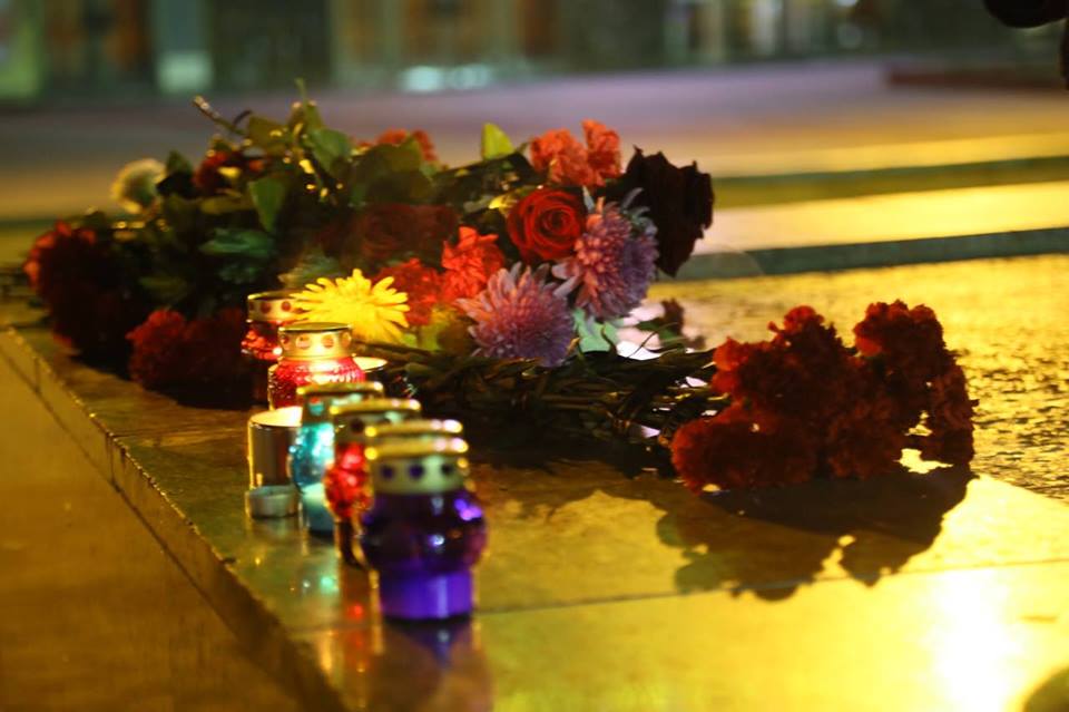 Керченская трагедия: возле колледжа начался траурный митинг, люди несут цветы и свечи - кадры