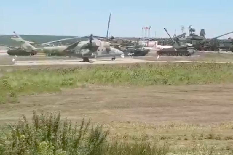 ​Пропагандист Сладков показал огромное скопление боевой техники РФ на границе Украины, оккупант готовится