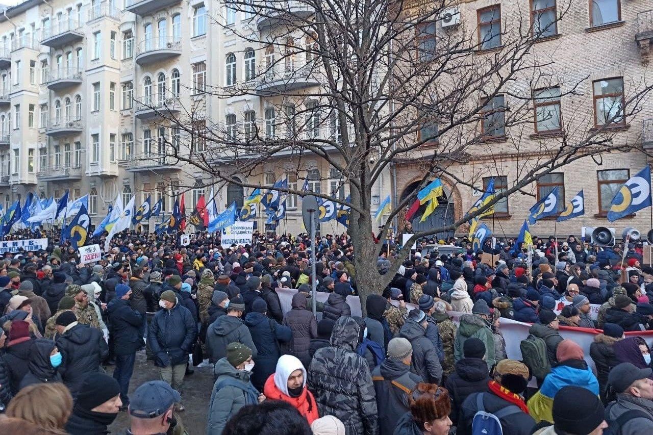 Сотни сторонников Порошенко пришли к Офису Зеленского, но их не пустили