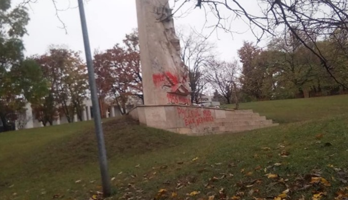Арестович об акте вандализма в Венгрии: "Кремль всегда предает" 