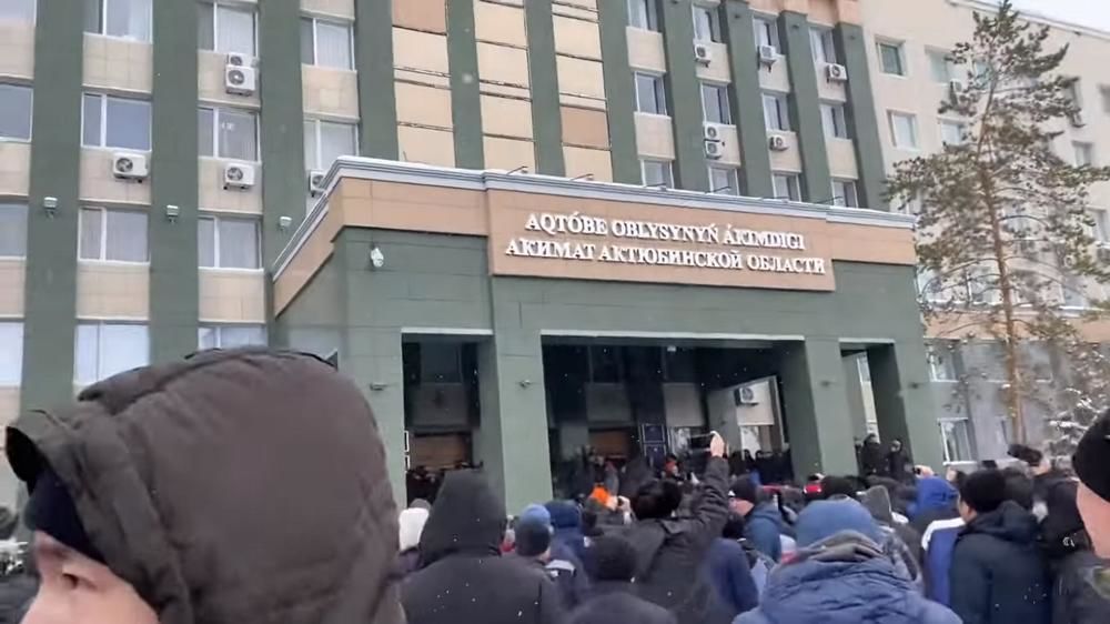 В Казахстане люди начали штурм госадминистраций: в Алматы и Актобе выламывают двери, силовики бегут