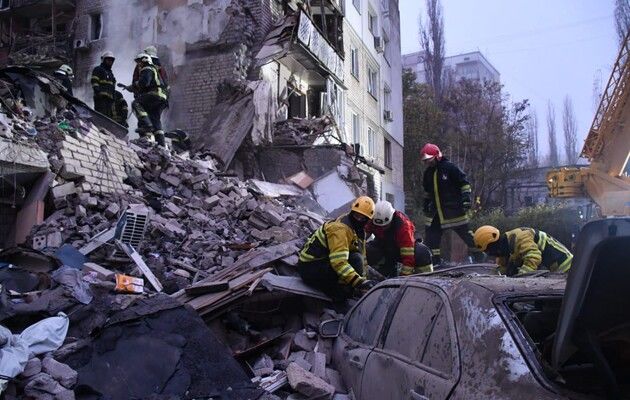 ​Бегущая из Херсона армия Путина ударила по 5-этажке в Николаеве – уже 6 погибших
