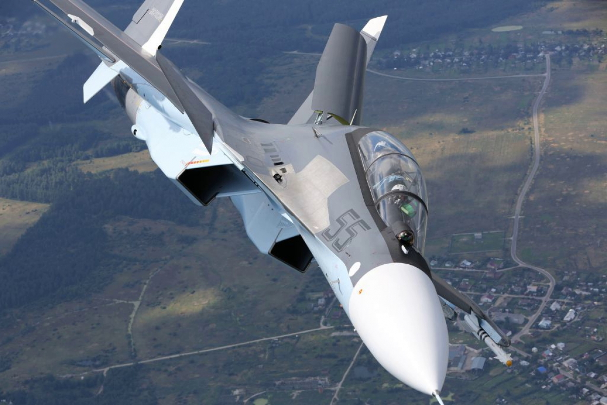 ​СМИ: Российский Су-30 сбили при отработке воздушного боя, залп снес истребителю "оперение"