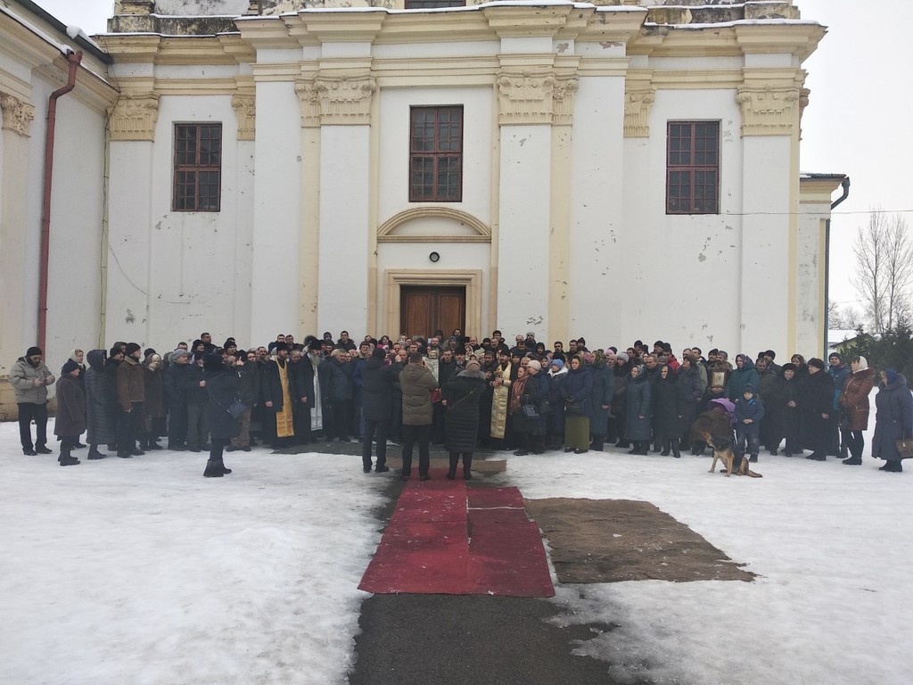 Священник бежал под гимн Украины: в Борогодчанах приход со скандалом перешел в ПЦУ – видео