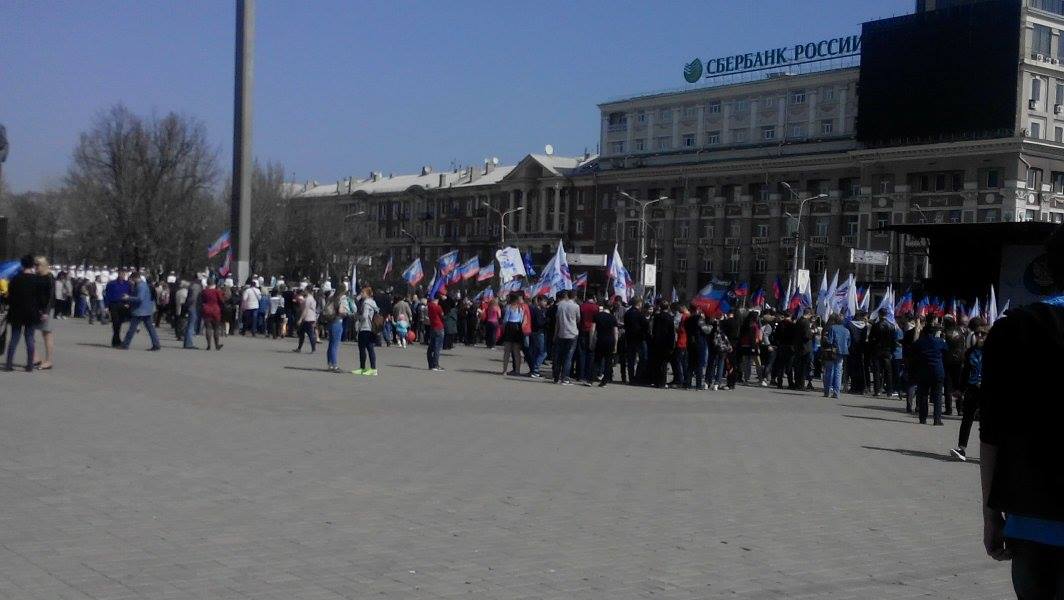 А ну стой, куда пошел? Бюджетники и студенты пытаются убежать с митинга "дня провозглашения ДНР", однако их останавливают кураторы