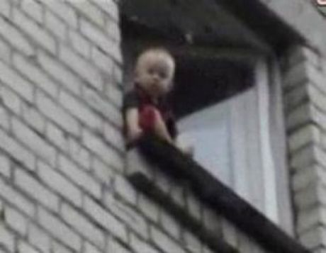 Безответственность зашкаливает: ребенок стоит на карнизе за окном 8-го этажа