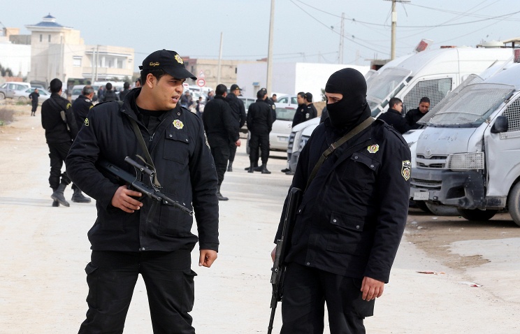 СМИ: в Тунисе вооруженные боевики взяли в заложники туристов