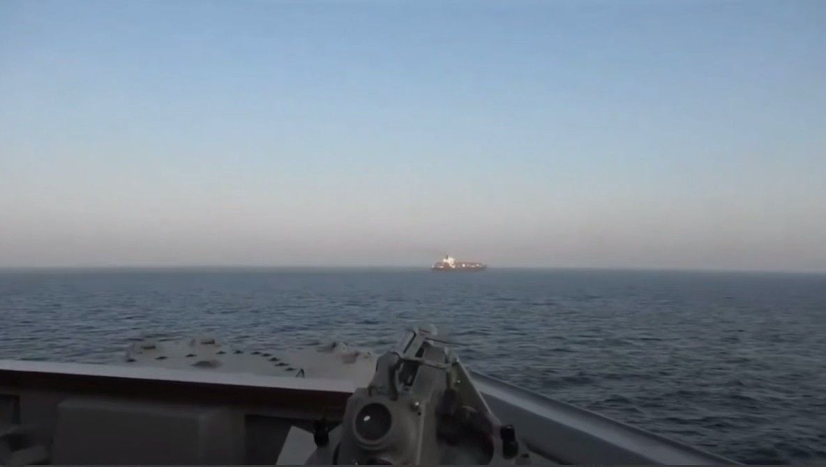 США захватили иранское грузовое судно в Аравийском море – в Сети появилось видео