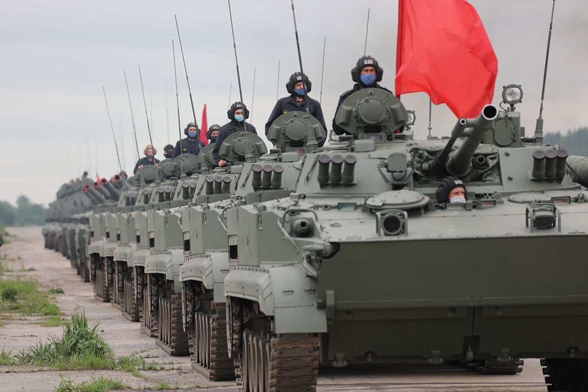 "Папа, будет война?" - ребенок испугался, увидев идущую к Украине колонну БТР армии РФ в Ейске