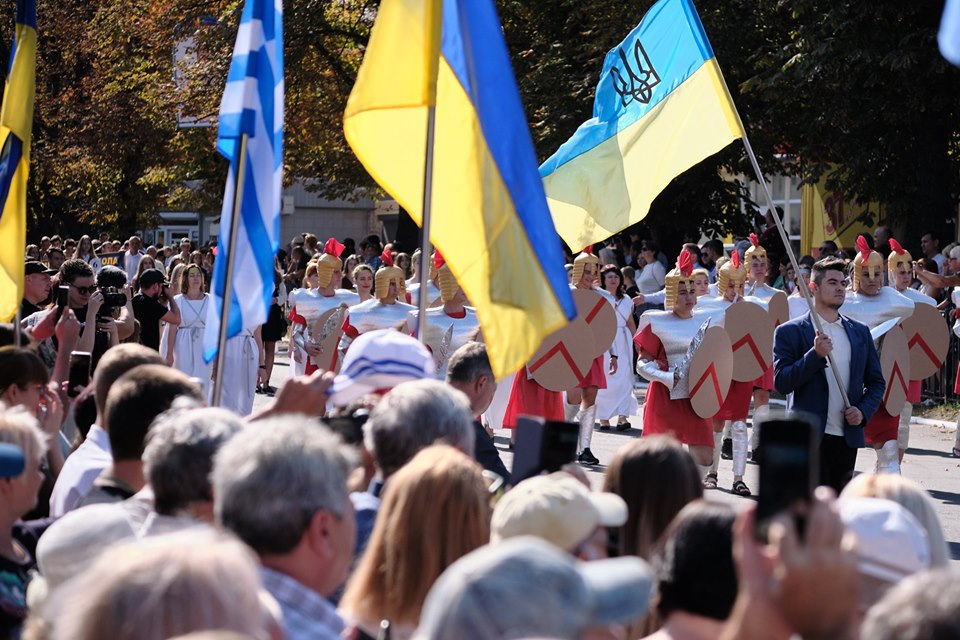 В приграничной с боевиками "ДНР" Волновахе украинцы радуются жизни - яркие кадры