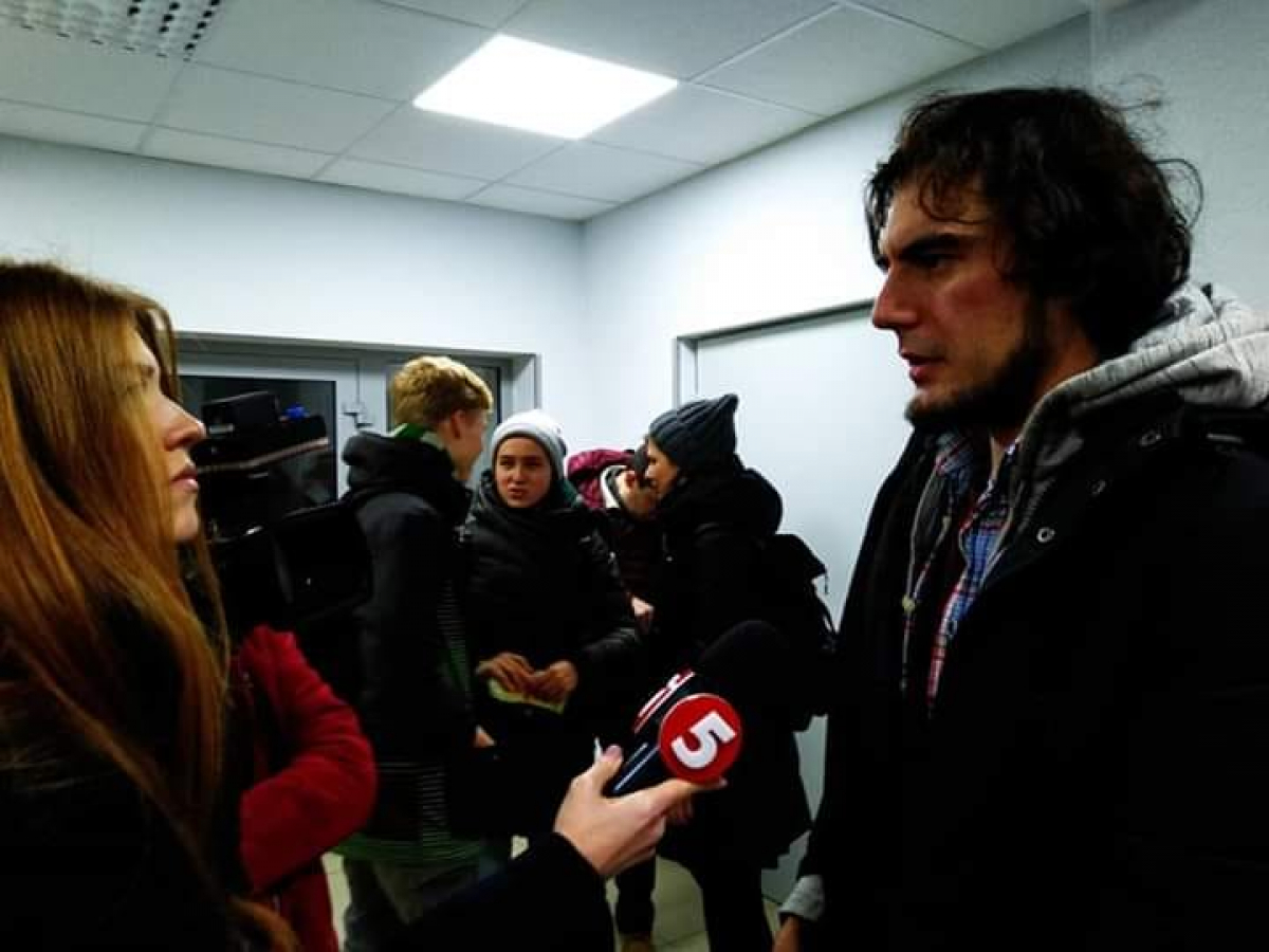 Что произошло с задержанными в Киеве активистами, спросившими блогершу из России про Крым