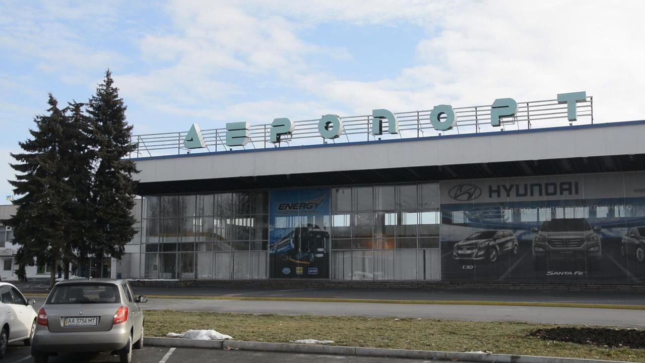 Оккупанты полностью уничтожили аэропорт Днепра: пострадали спасатели