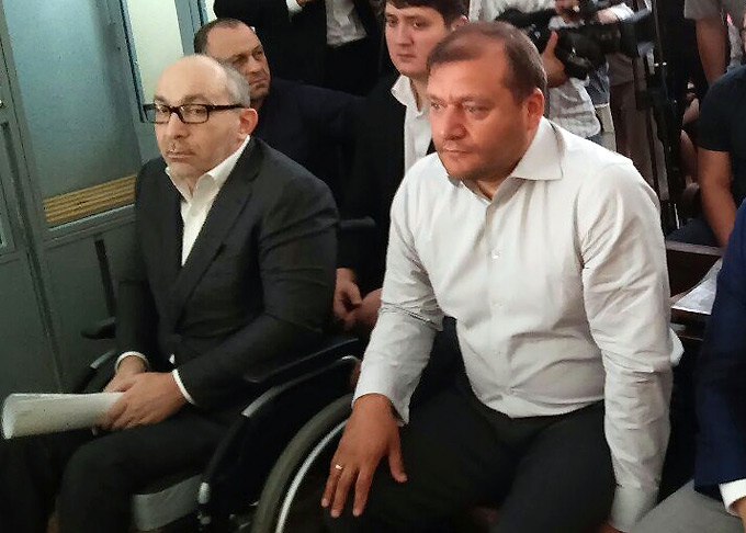 ​Суд по делу Кернеса: в зале Добкин, Писаренко и охранники, на входе - клоуны в колясках