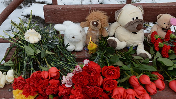 В завалах ТЦ в Кемерово до сих пор ищут 4 человек: новые подробности и кадры крупной смертельной трагедии в России с большим количеством жертв