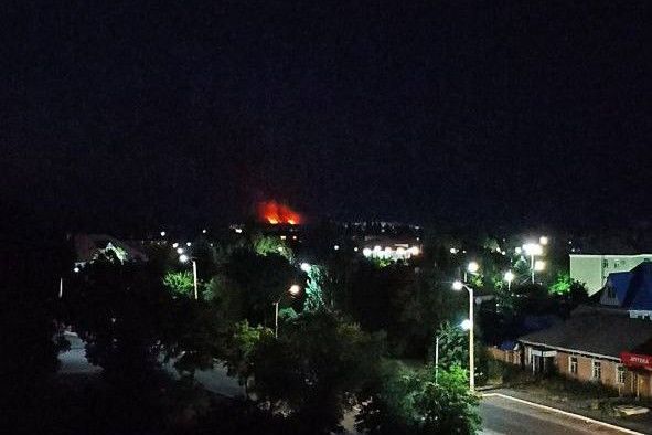 ​Зарево и взрывы в Стаханове: у российских оккупантов загадочно выгорел склад с боеприпасами