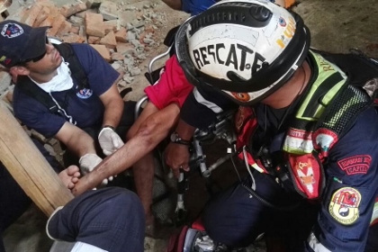 Чудесное спасение: в Эквадоре, спустя две недели после землетрясения, под завалами нашли выжившего мужчину