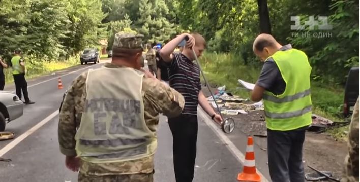 Военные разбились в смертельном ДТП на Львовщине: СМИ показали, что осталось от авто после столкновения