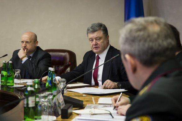 Порошенко провел совещание с силовиками относительно ситуации в Донбассе