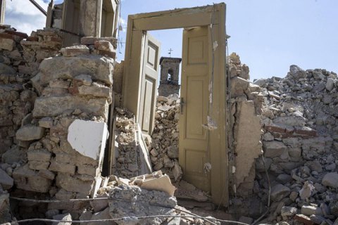 Землетрясение в Италии: тысячи людей остались на улице, исторические памятники разрушены (кадры)