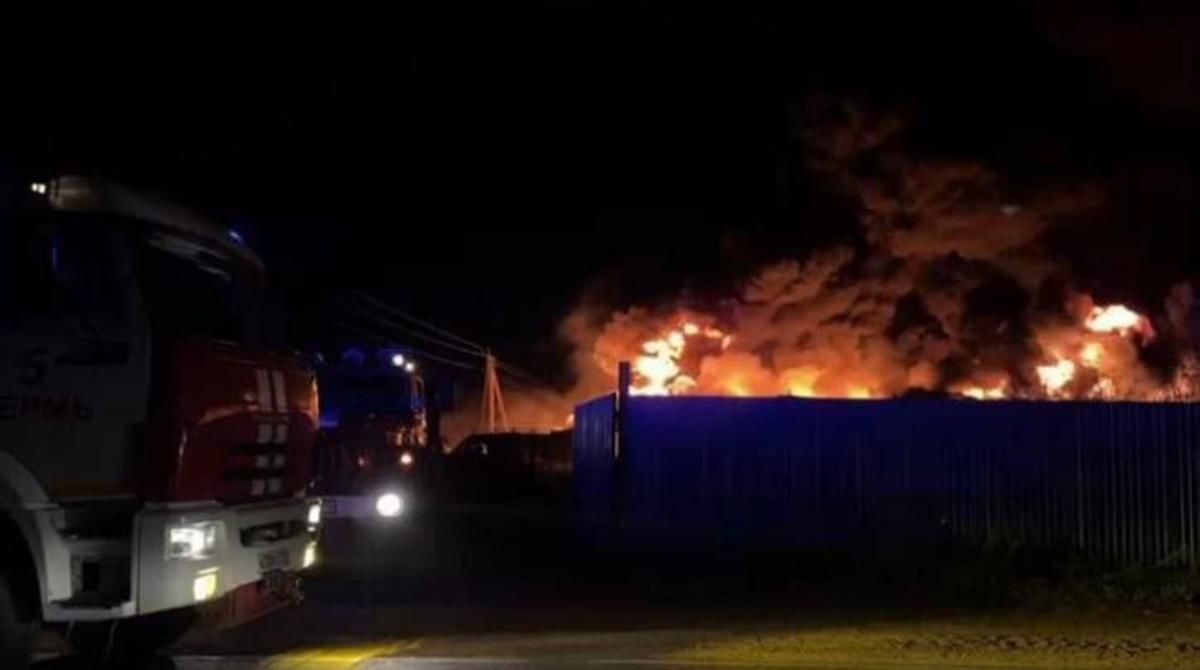 ​Беспилотники не виноваты: в Пермском крае мощный пожар охватил нефтебазу – опубликованы кадры