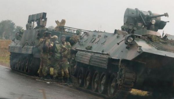 К Столице Зимбабве стягивают танки: появилась информация, что путчисты хотят от 93-летнего диктатора Мугабе, - кадры