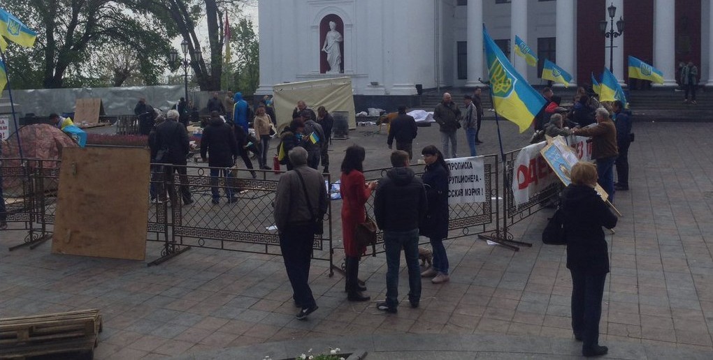 В Одессе вторая попытка разгона активистов, протестующих против мэра Труханова. Видео с места событий