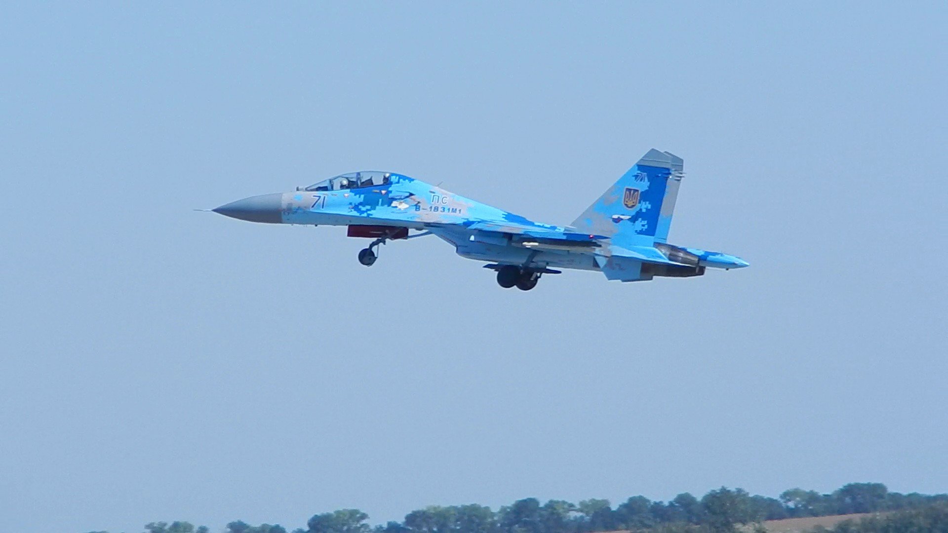 В Украине в небо поднялись истребители Су-27: в Сети появились яркие фотоснимки, как военные выполняли учебные полеты на малых высотах
