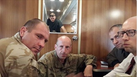 Яценюк и Аваков доставили домой раненых бойцов спецбатальона МВД "Свитязь", вышедших из окружения