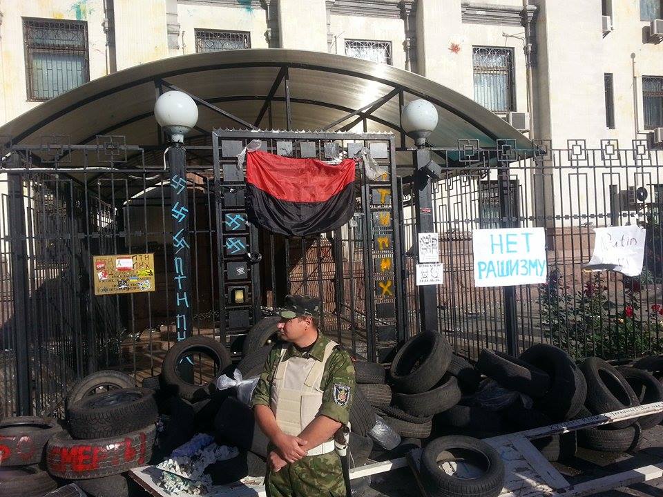 К зданию российского посольства в Киеве сносят шины: мужчины в камуфляже угрожают сжечь дипмиссию