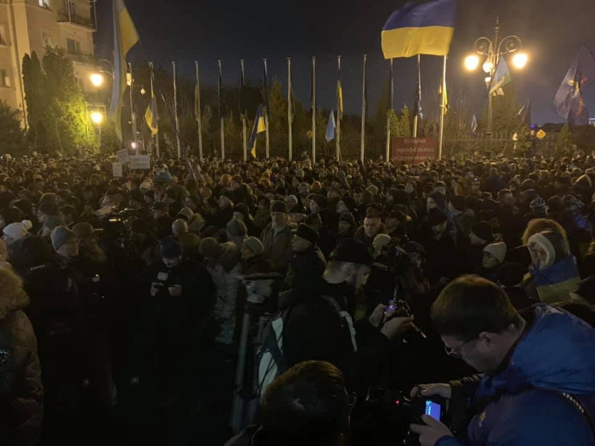 Под ОП в Киеве горячо: силовики заблокировали машины с палатками, митингующие выдвинули ультиматум