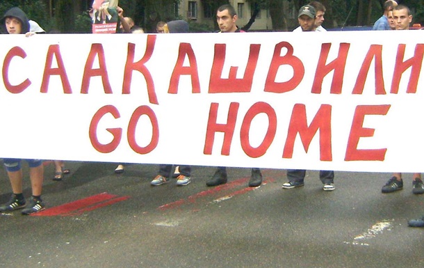 Активисты в Одессе требуют отставки Саакашвили. Началась потасовка