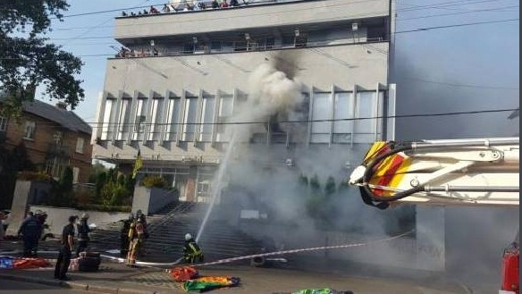 Оцевидцы пожара в здании "Интера": пострадавших сотрудников канала к машинам скорых несли на носилках