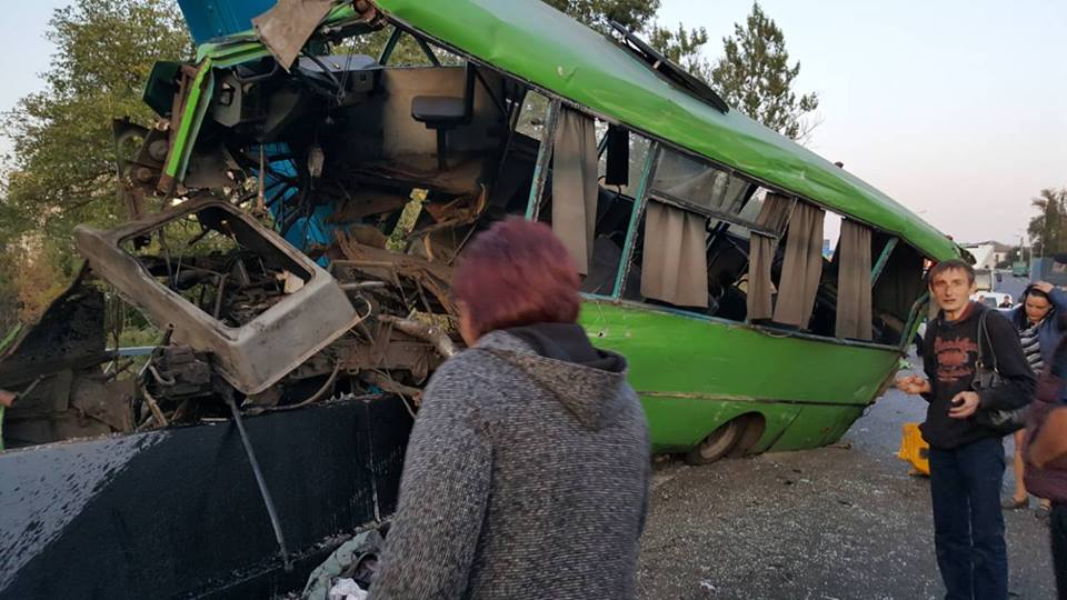 ​Под Харьковом пассажирский автобус разбился в хлам в жутком ДТП - много раненых, включая детей: кадры