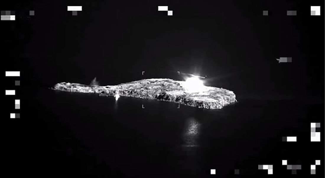 Армия РФ обстреляла Змеиный фосфорными бомбами - Залужный показал видео