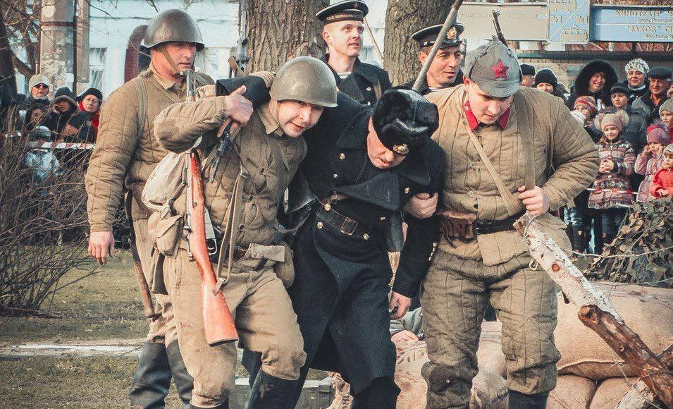 ​“Детей в военных костюмах приволокли любоваться на “синих” ВДВшников”, - соцсети негодуют из-за “праздника” в оккупированном Крыму
