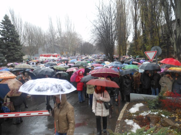 В оккупированном Харцызске работники завода Ахметова провели 10-тысячный митинг