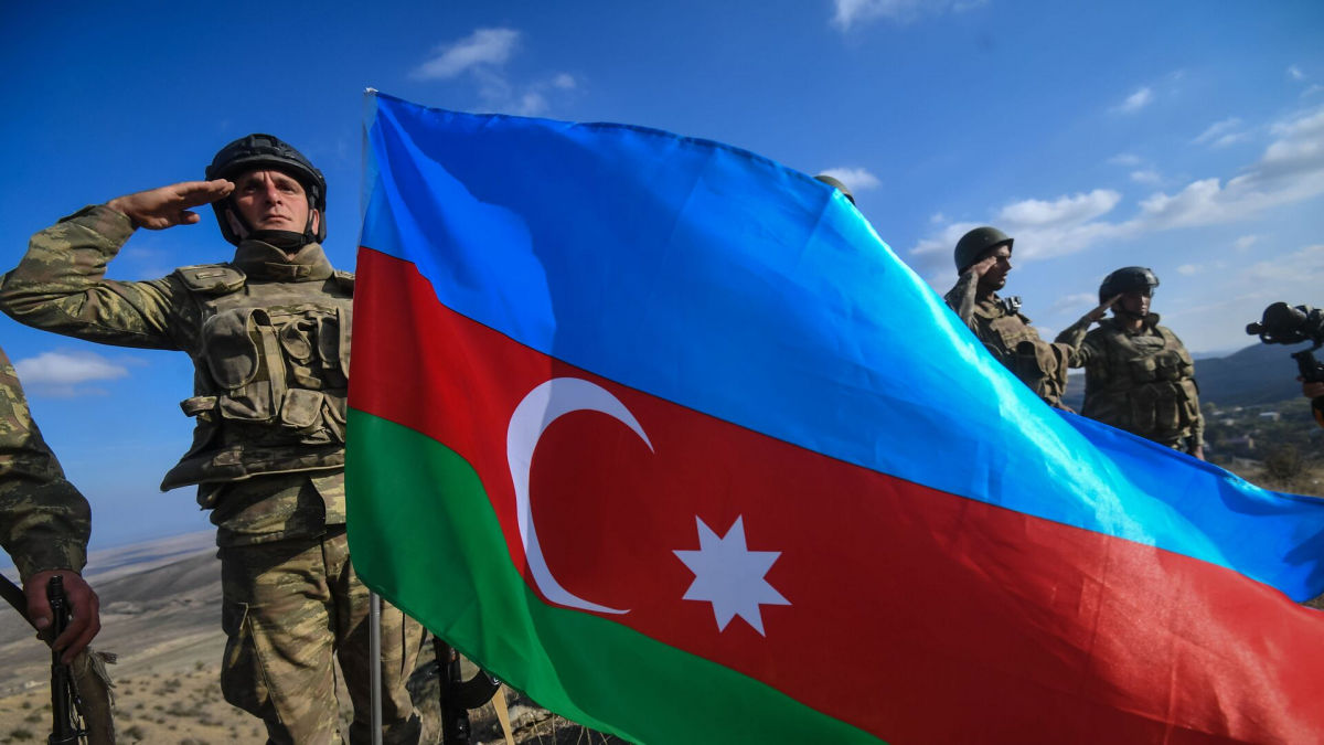 Колони техніки ЗС Азербайджану рухаються у Нагірний Карабах – перекидання потрапило на відео