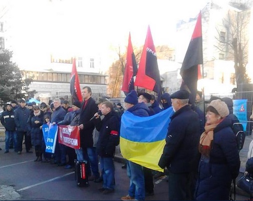 "Правый сектор" начал пикет посольства России в Киеве