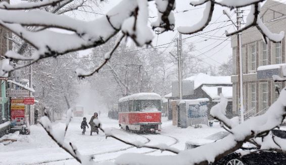 В Донецке напуганы снегопадом: "Нам конец, если за ночь снег не расчистят, будет самый настоящий ад", - фото