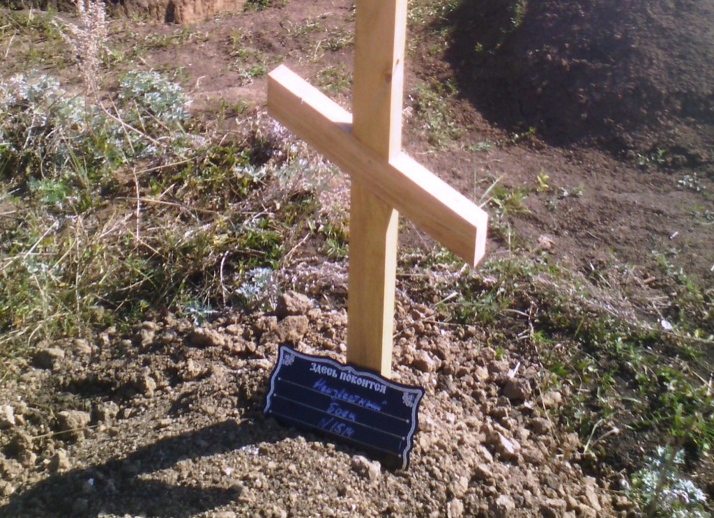 ​В Донецке разрастается «безыменное» кладбище боевиков: без свечей, венков и имен